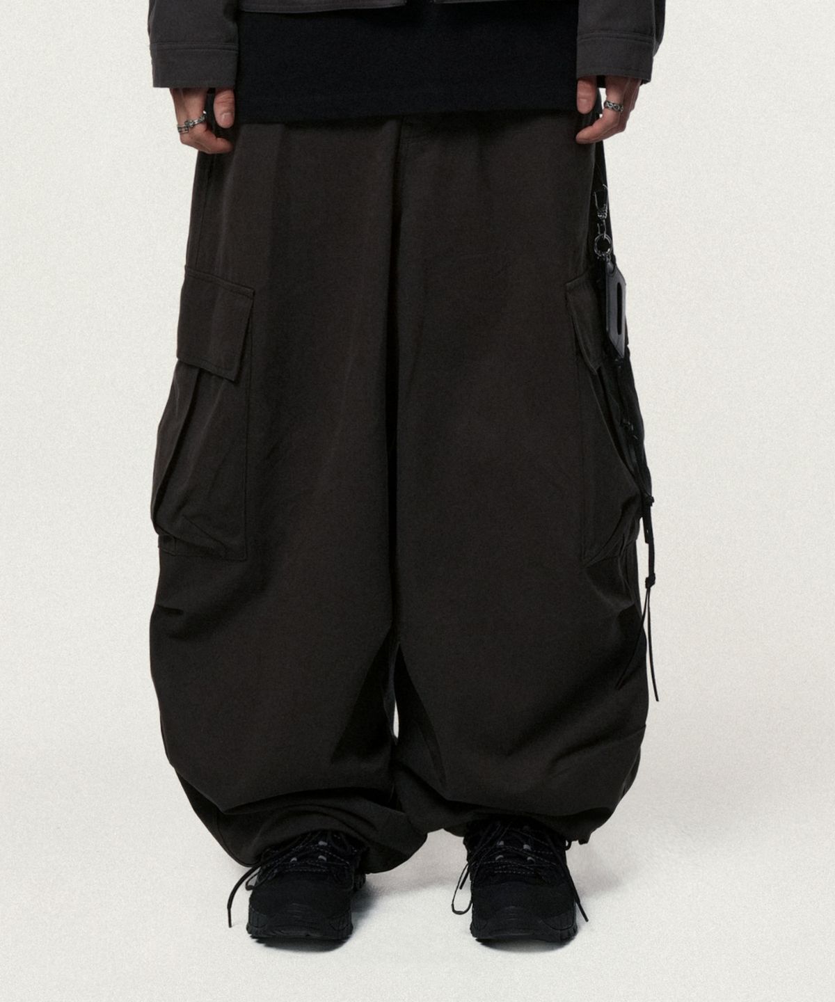 아이돈워너셀(IDWS) Andy Twill Balloon Cargo Pants Charcoal