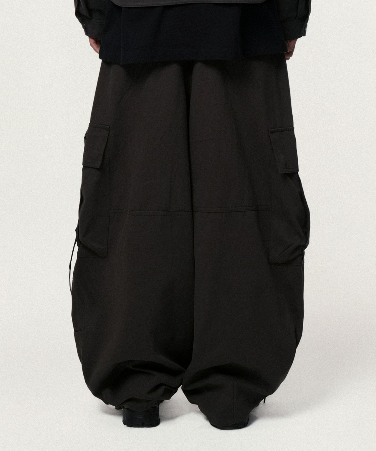 아이돈워너셀(IDWS) Andy Twill Balloon Cargo Pants Charcoal