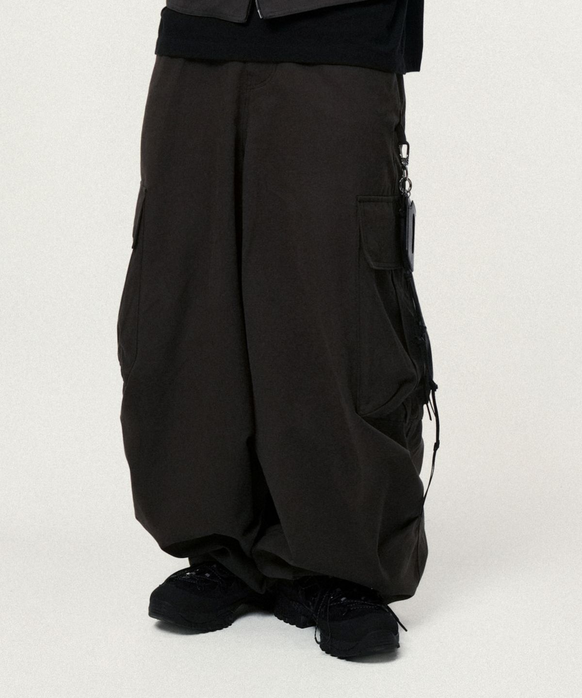 아이돈워너셀(IDWS) Andy Twill Balloon Cargo Pants Charcoal