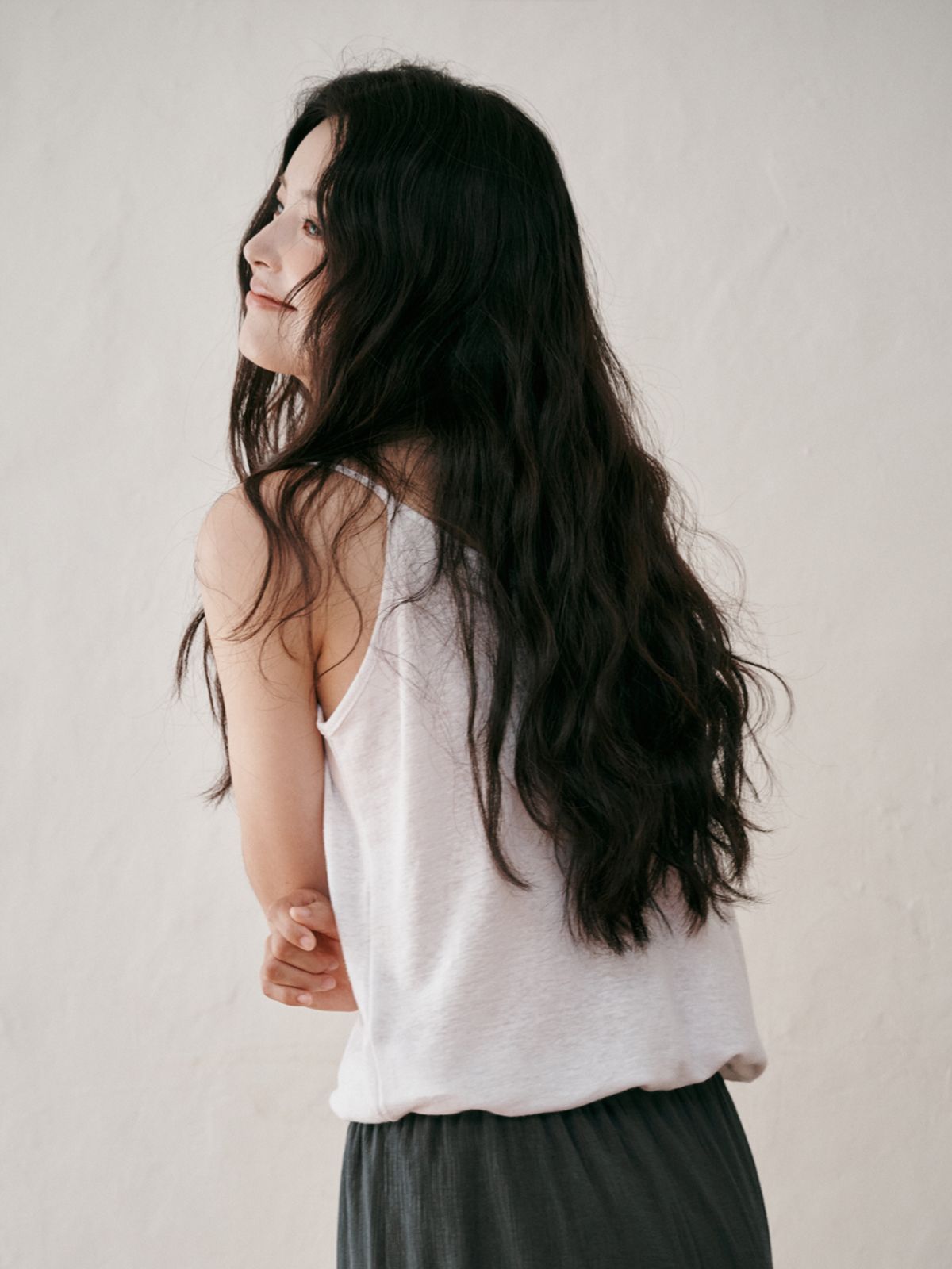 플라드주르(PLATDUJOUR) 린넨브이넥 슬리브리스 (브라운)