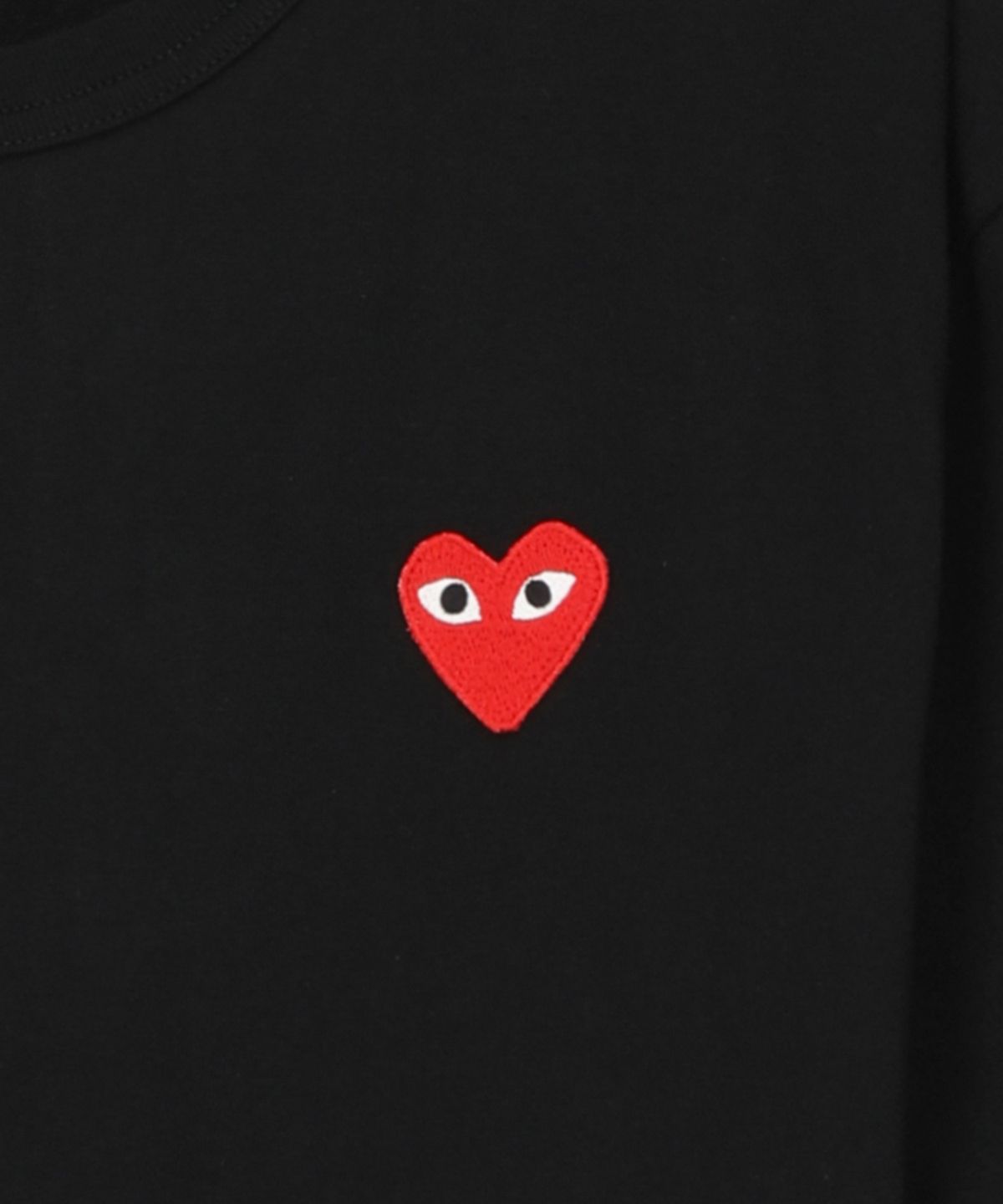 꼼데가르송 플레이(COMME DES GARCONS PLAY) 레드 하트 와펜 반소매 티셔츠 - 블랙 / AXT1080511