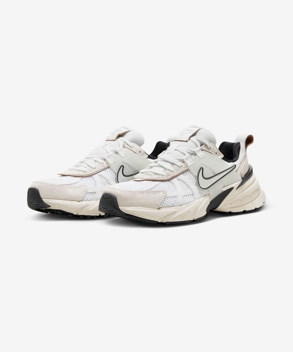 나이키(NIKE) V2K 런 W - 서밋 화이트:크롬:화이트:라이브 오어우드 본:샌드드리프트:블랙 / FN6703-100