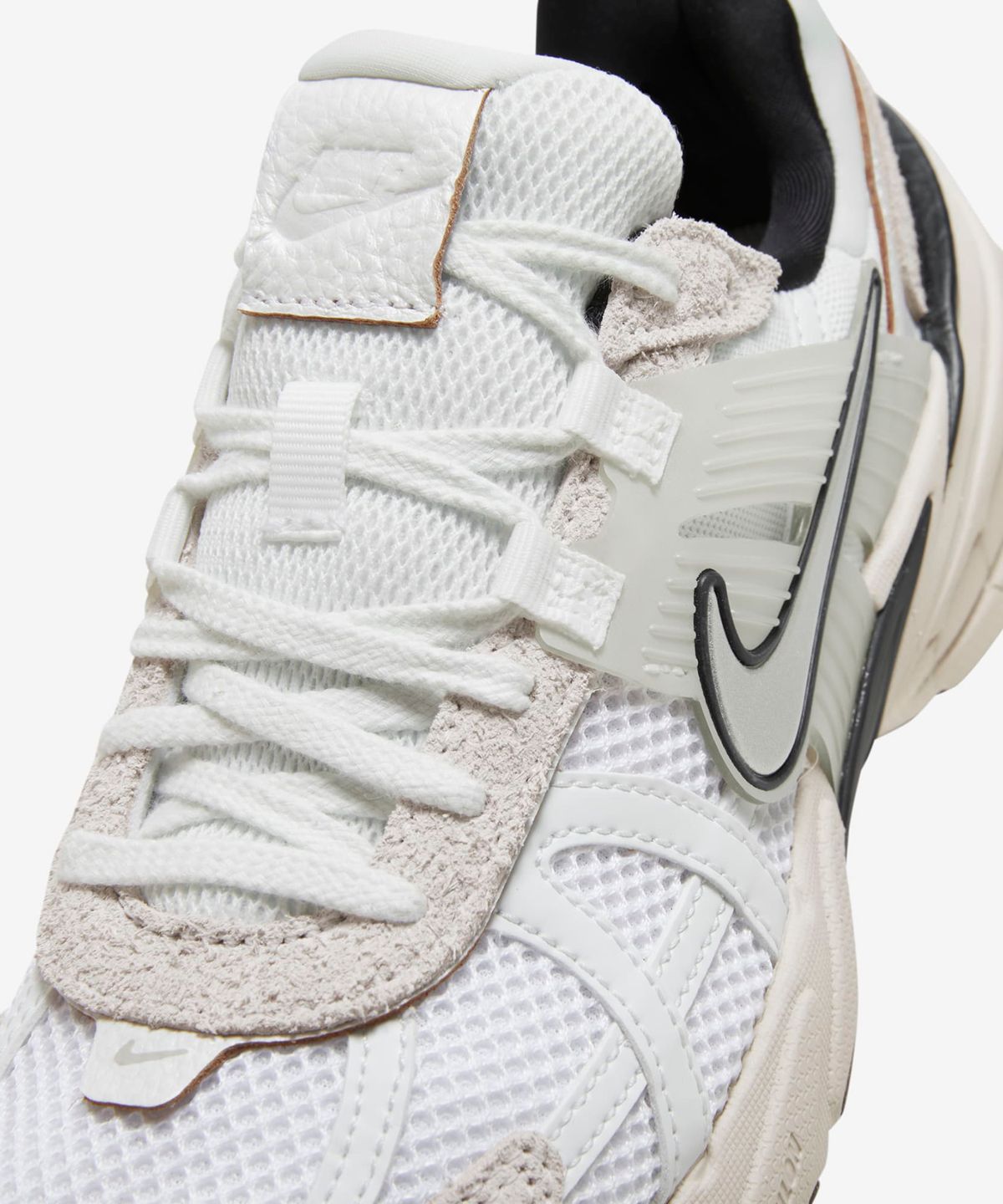 나이키(NIKE) V2K 런 W - 서밋 화이트:크롬:화이트:라이브 오어우드 본:샌드드리프트:블랙 / FN6703-100