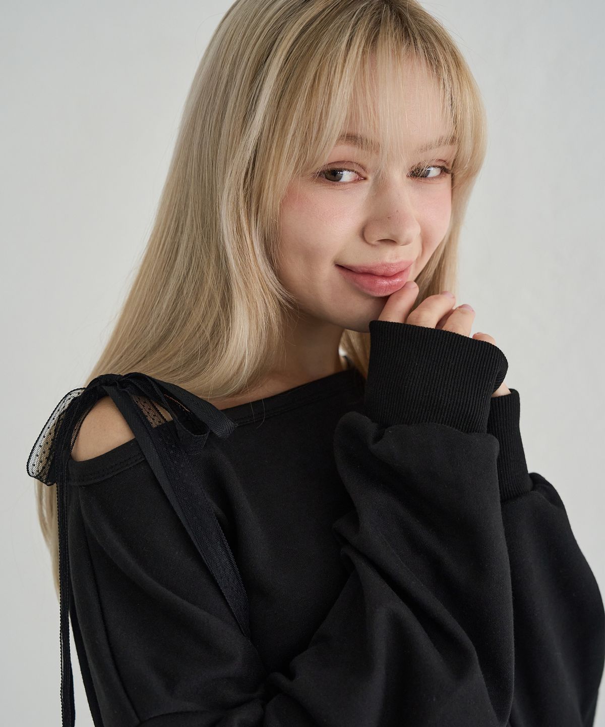 오오엠엘(5OML) 오프숄더 레이스  스웻셔츠 (블랙)