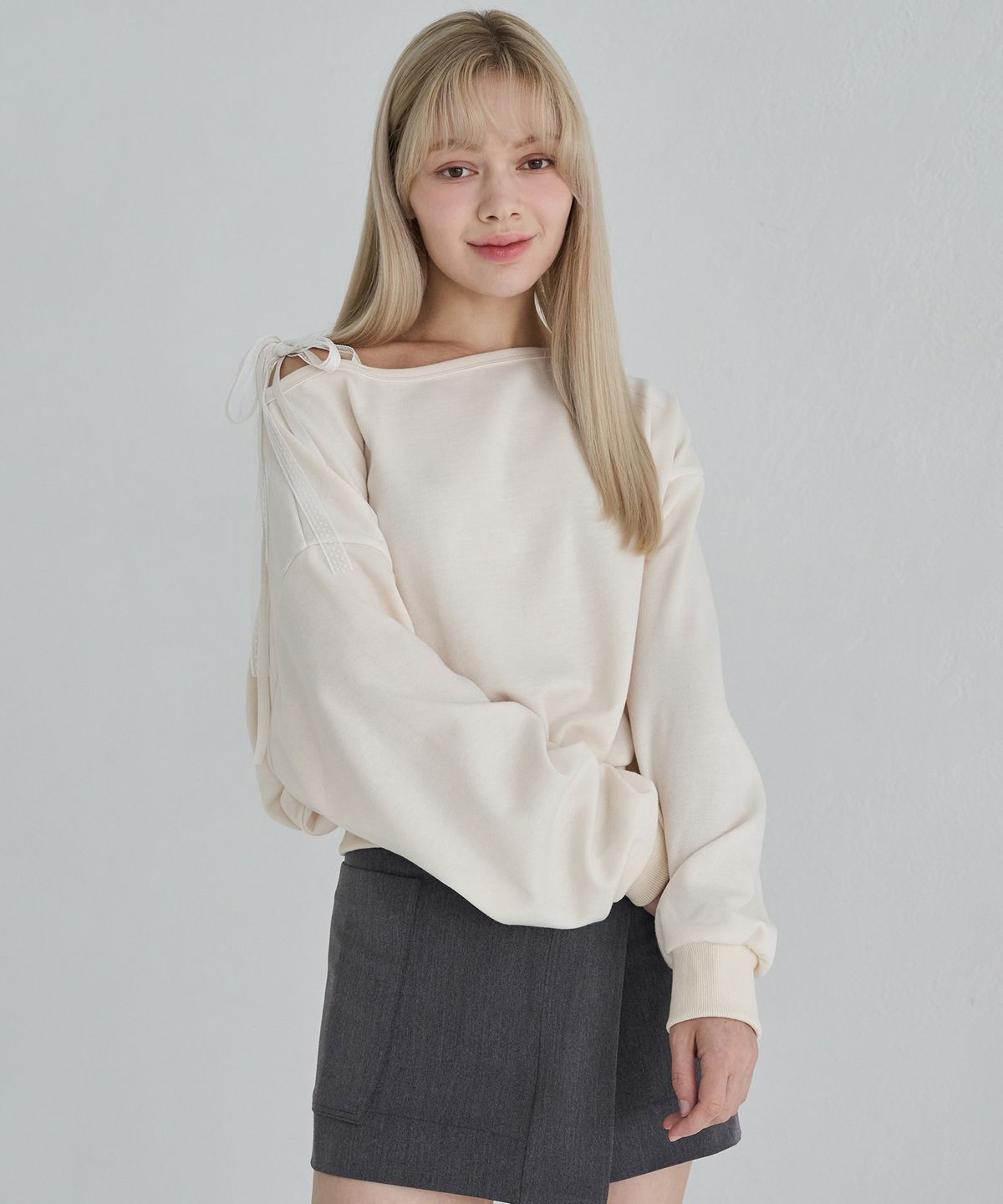 오오엠엘(5OML) 오프숄더 레이스  스웻셔츠 (블랙)