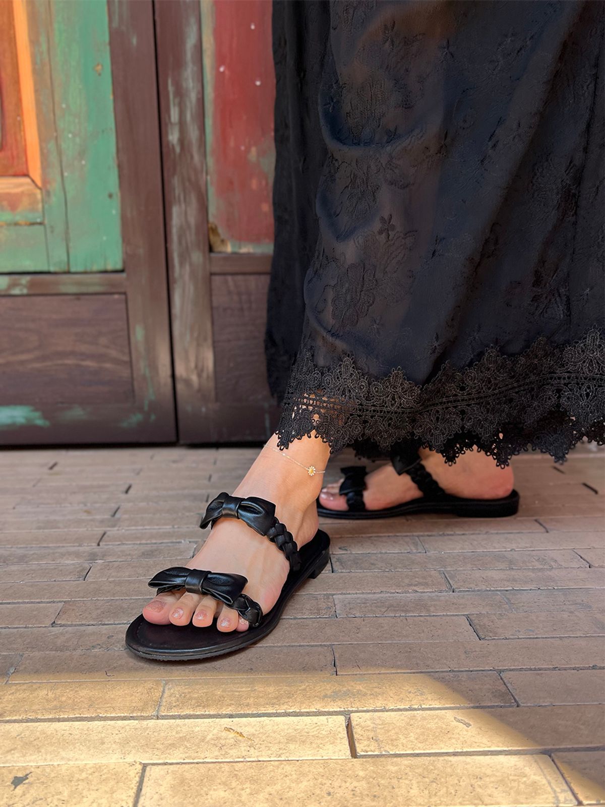 에뗄린(ETELIN) Barbee Ribbon Braids Strap Sandals - Black