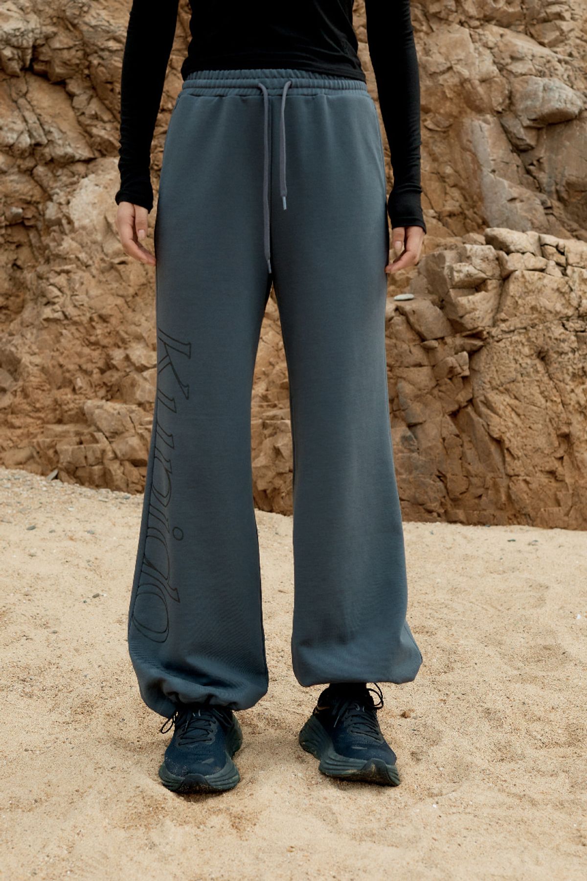 큐피도(KUPIDO) Logo wide sweat pants _ chacoal