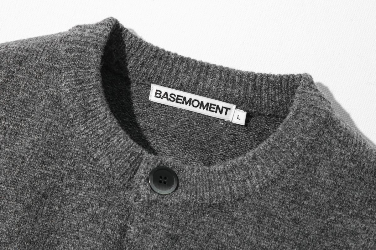 베이스모먼트(BASEMOMENT) 라운드넥 버튼 가디건 차콜