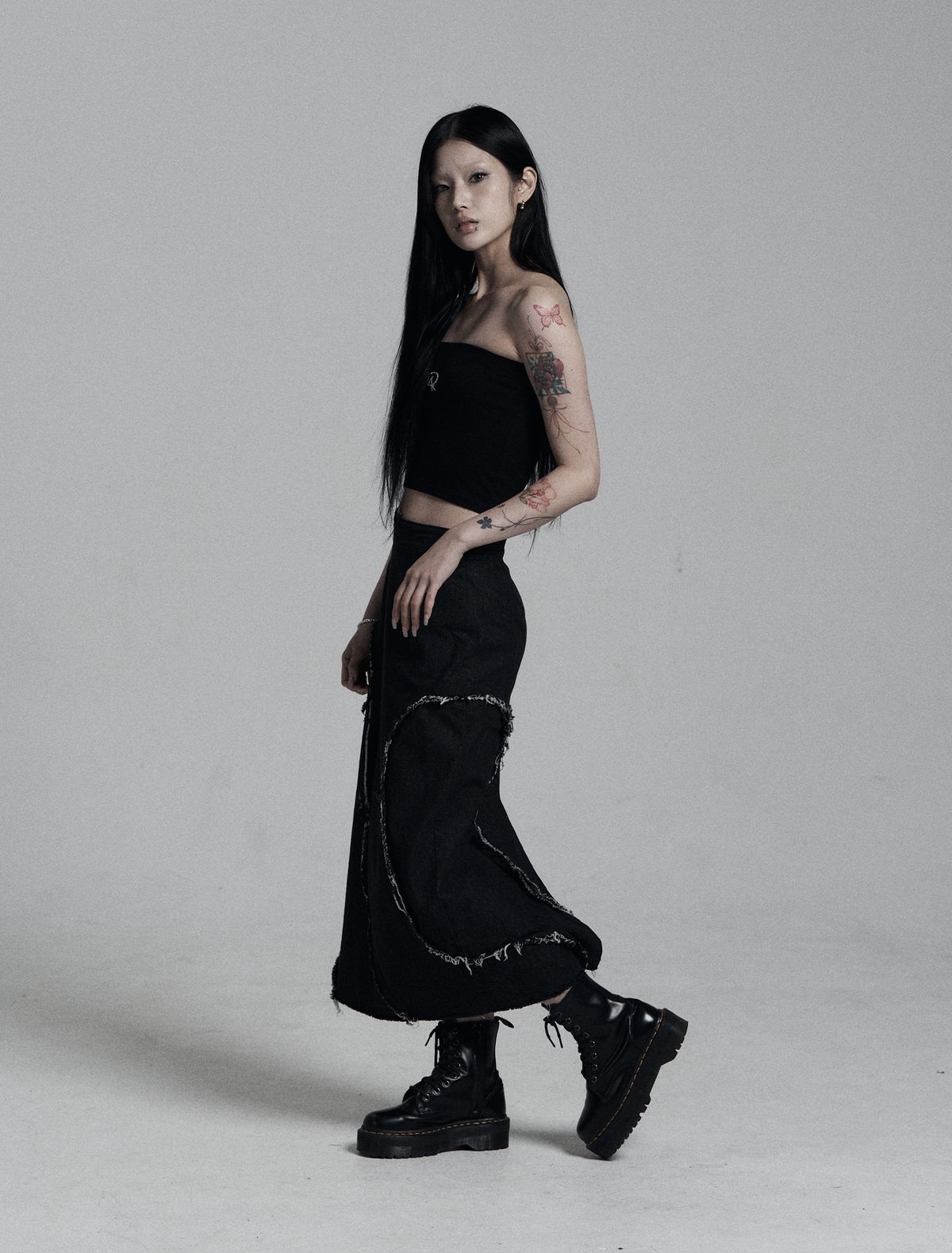 미트라(MITRA) 파도 데미지 데님 롱스커트 _ Black