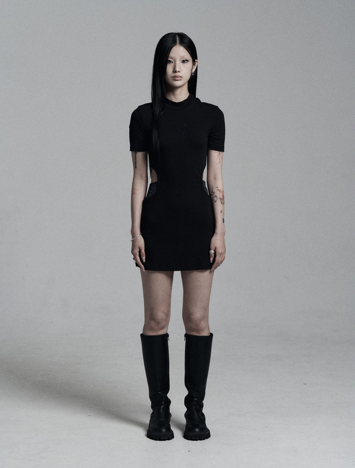 미트라(MITRA) 파도 베이직 로고 컷아웃 원피스