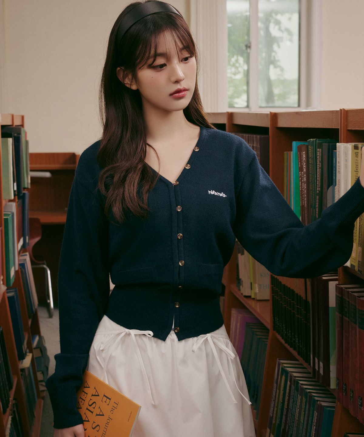 로라로라(ROLAROLA) V NECK LOGO BUTTON CARDIGAN NAVY