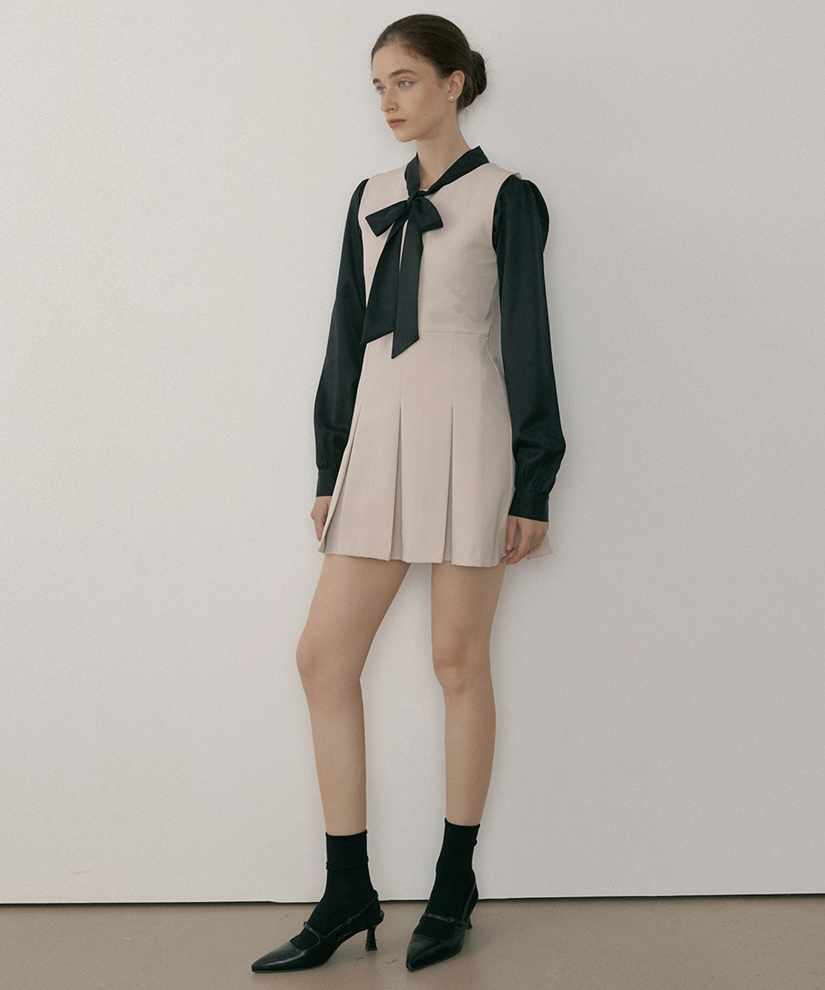 리올그(REORG) MOR PLEATS SLEEVELESS MINI OPS BEIGE
