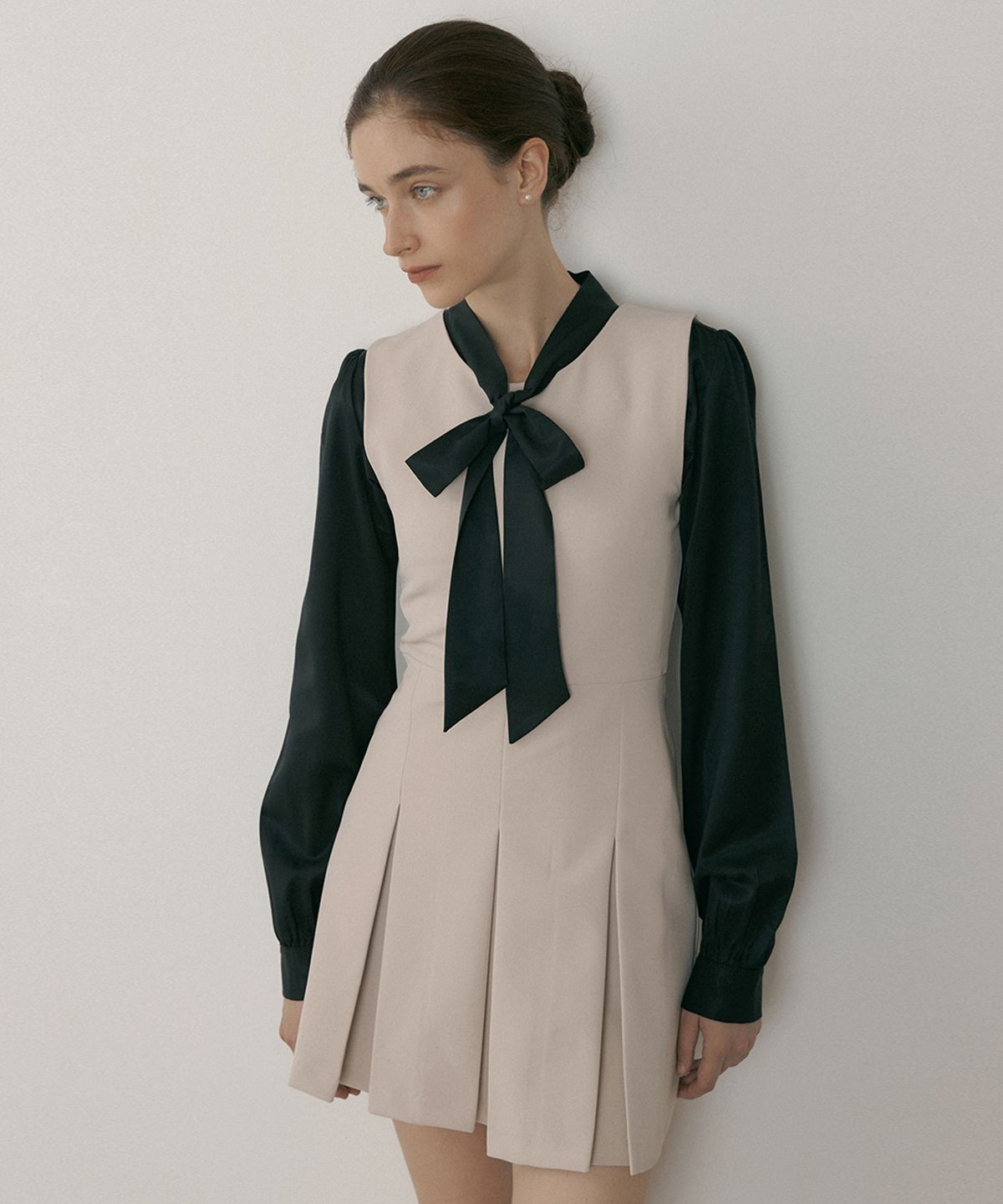 리올그(REORG) MOR PLEATS SLEEVELESS MINI OPS BEIGE