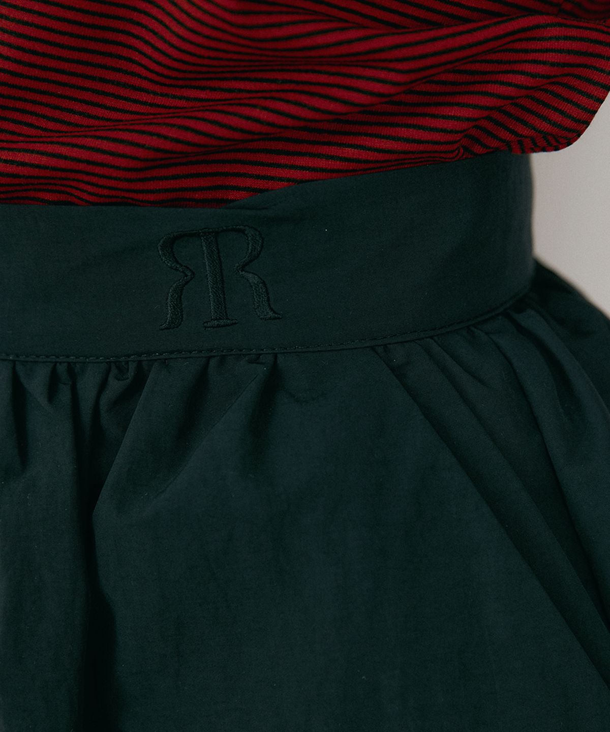 리올그(REORG) MOR NYLON BALLOON MIDI SKIRT BLACK