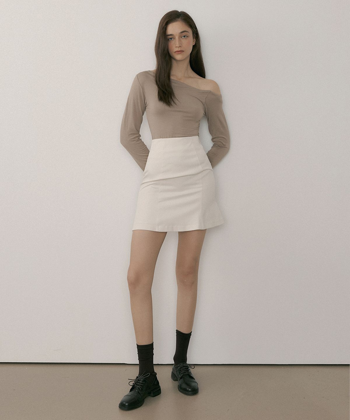 리올그(REORG) MOR BELL FLARE MINI SKIRT CREAM