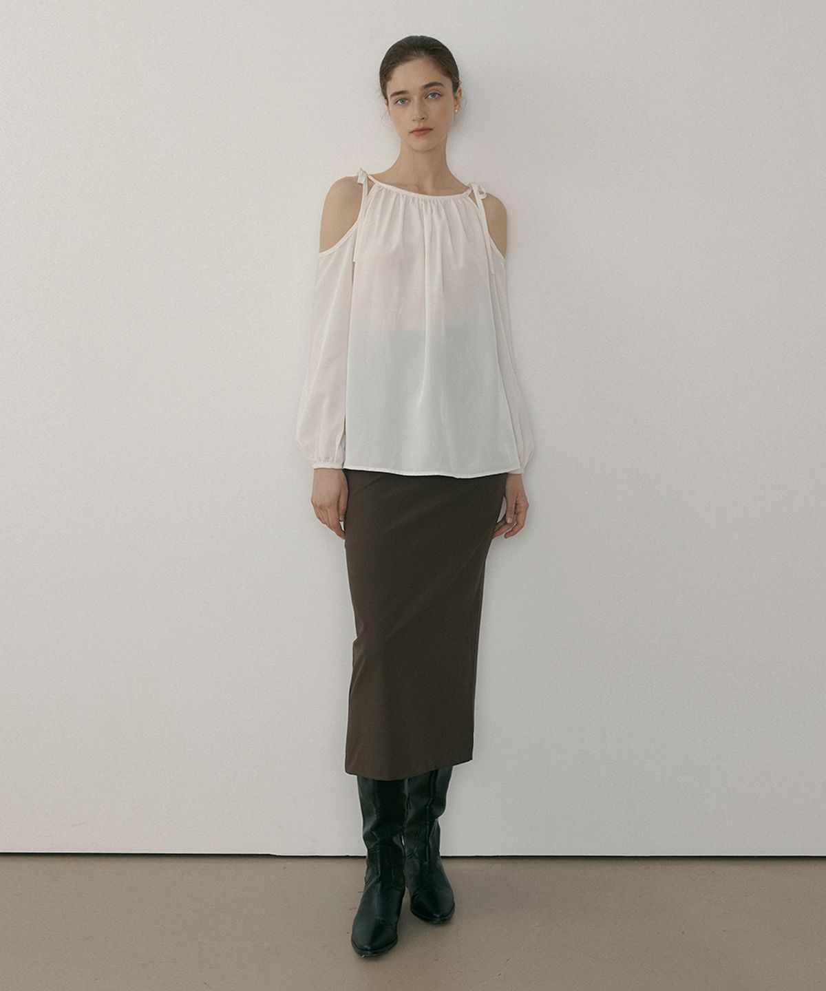 리올그(REORG) MOR CUTOUT SHIRRING RIBBON BLOUSE IVORY