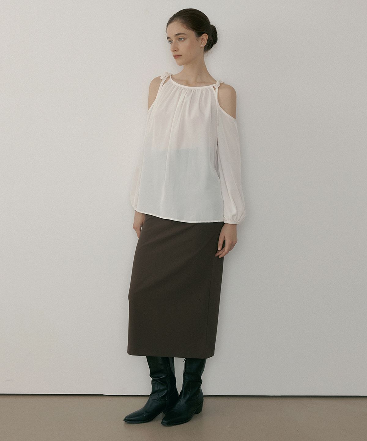 리올그(REORG) MOR CUTOUT SHIRRING RIBBON BLOUSE IVORY