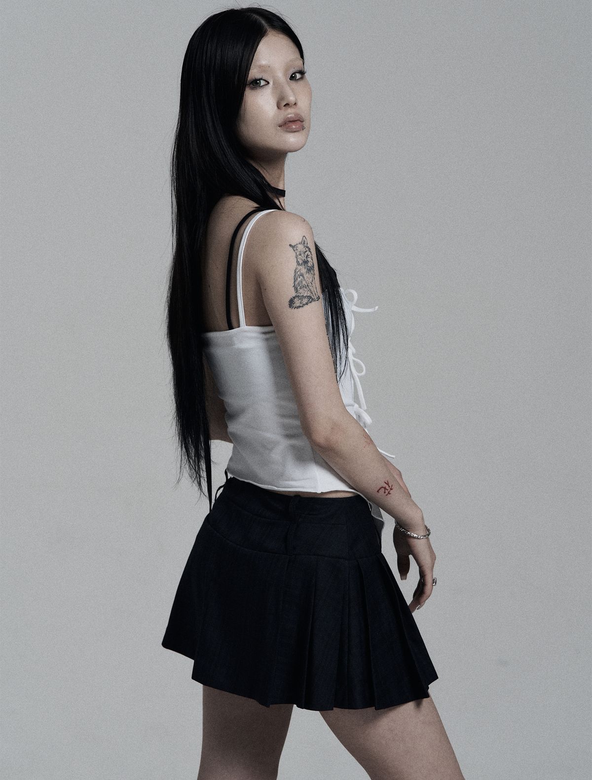 미트라(MITRA) 리본 레이어드 슬리브리스탑 _ White
