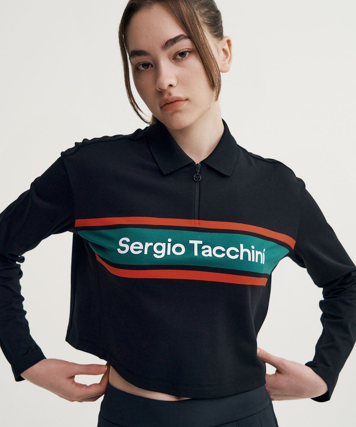 세르지오 타키니(SERGIO TACCHINI) W 플래그 긴팔 크롭 폴로 셔츠 (Black)