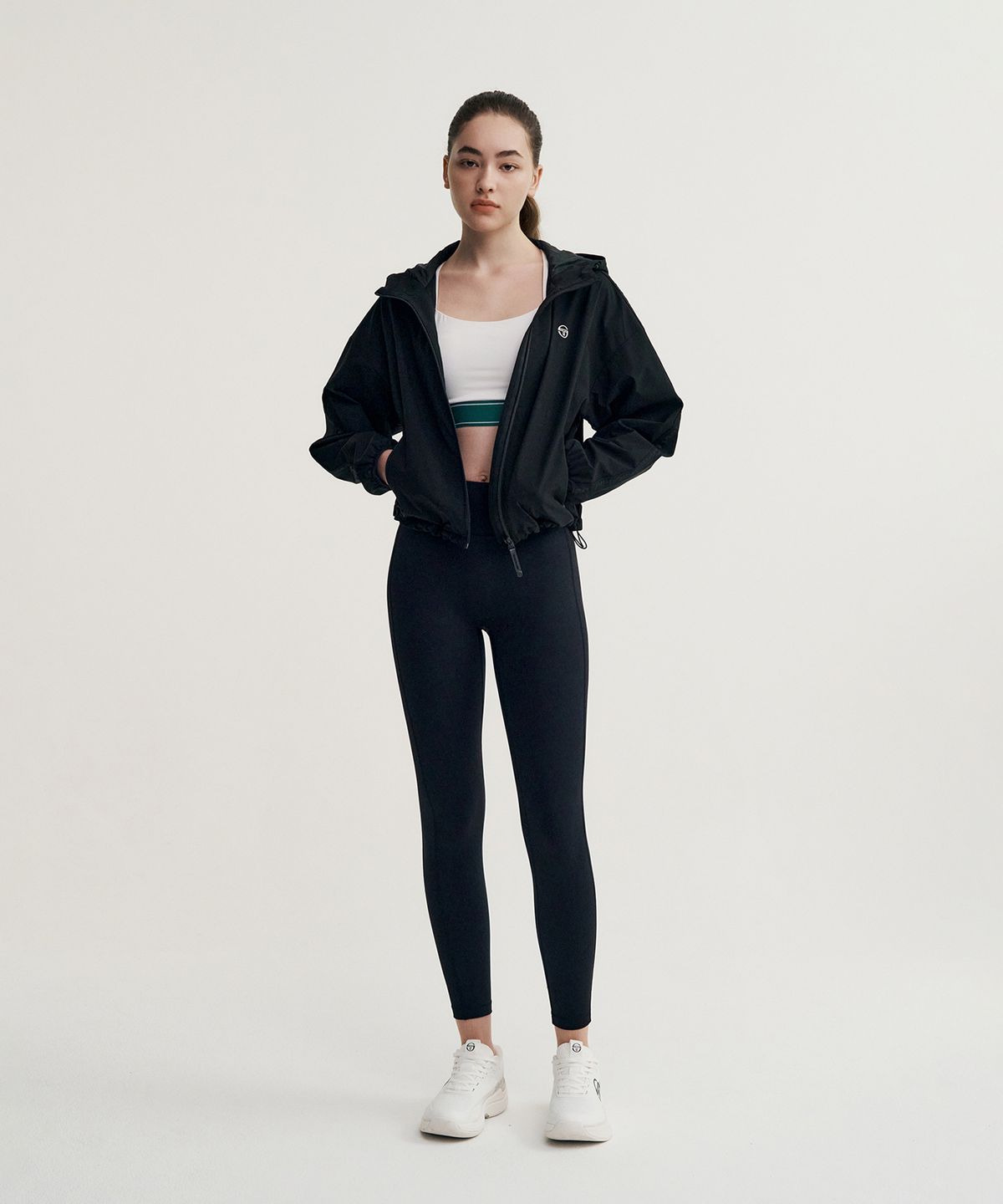 세르지오 타키니(SERGIO TACCHINI) W 에센셜 후드 크롭 자켓 (Black)