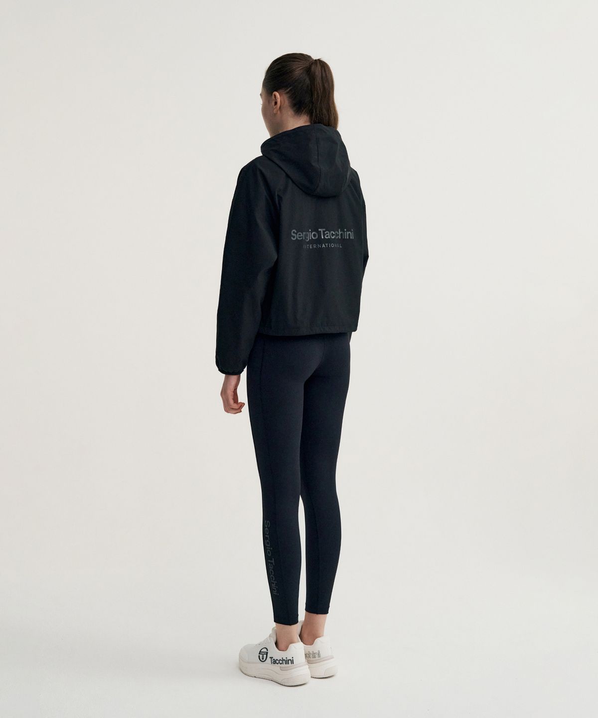 세르지오 타키니(SERGIO TACCHINI) W 에센셜 후드 크롭 자켓 (Black)