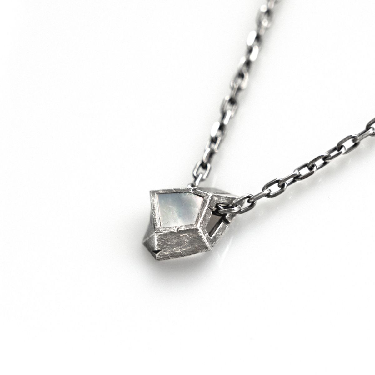 어 그라운드 링(AGROUNDRING) Polygon Necklace (백자개)