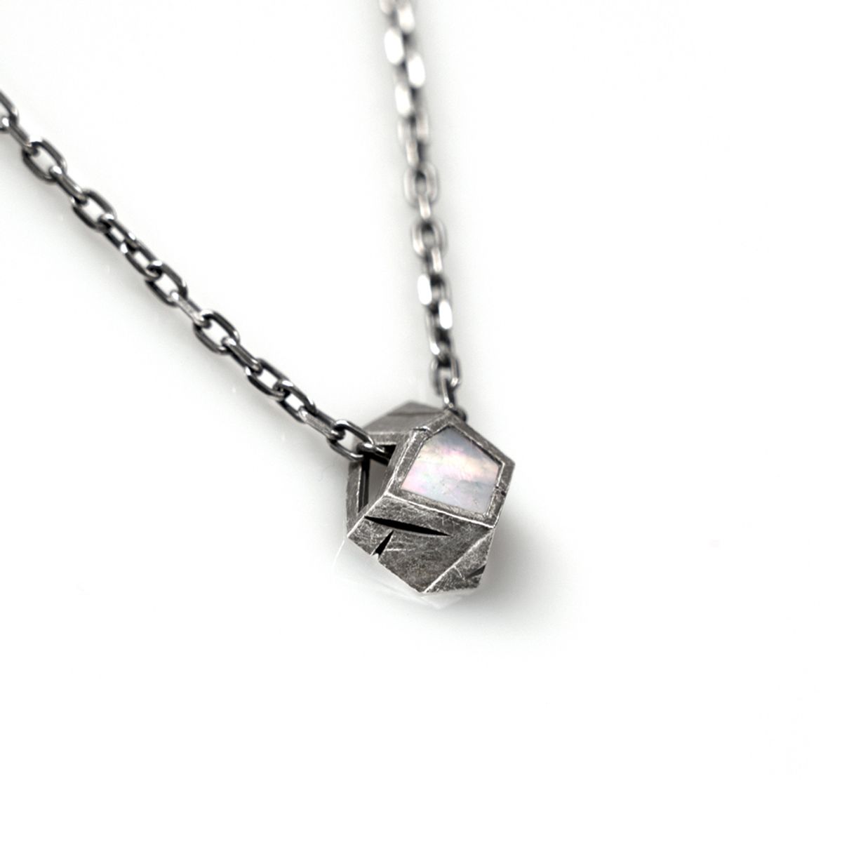 어 그라운드 링(AGROUNDRING) Polygon Necklace (백자개)