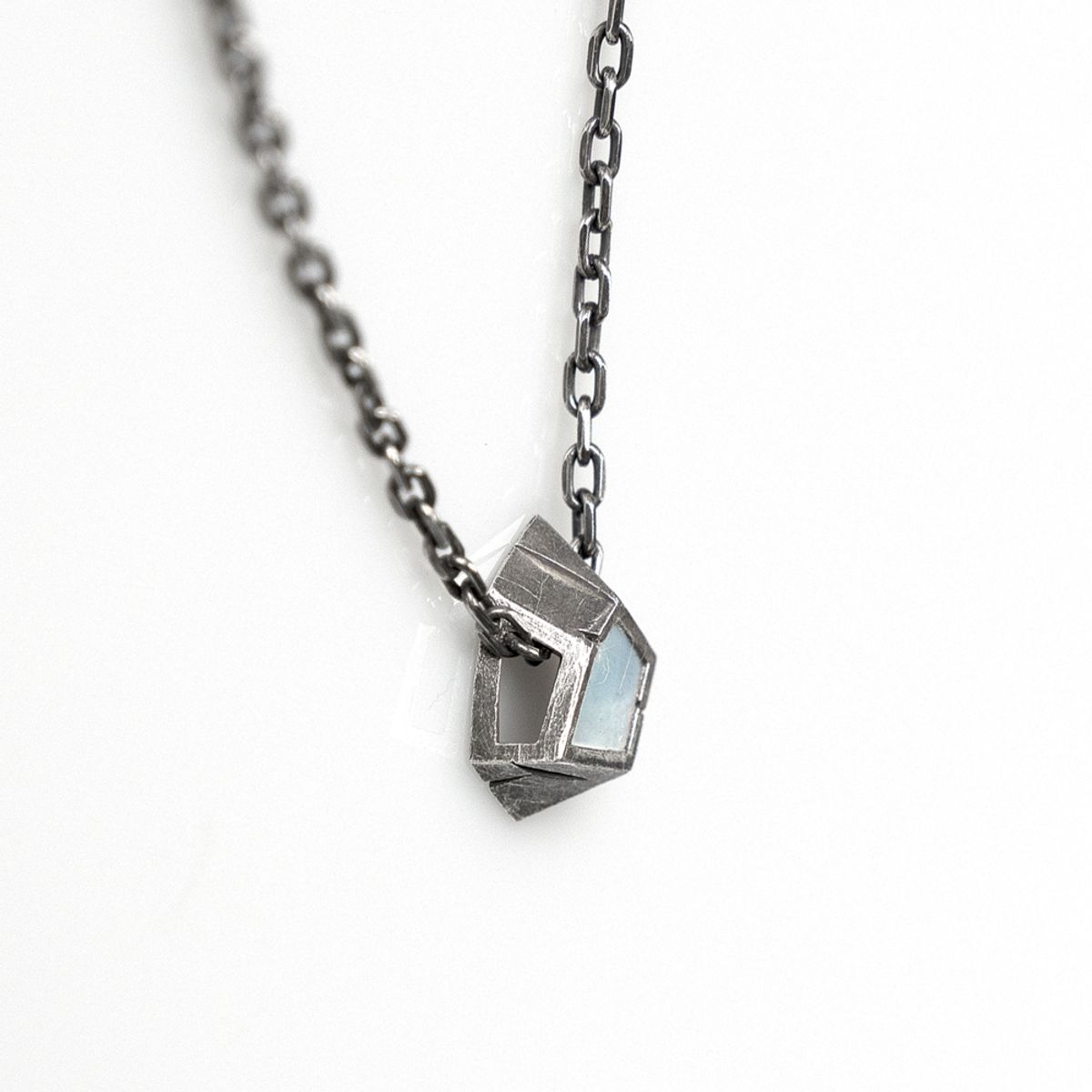 어 그라운드 링(AGROUNDRING) Polygon Necklace (백자개)