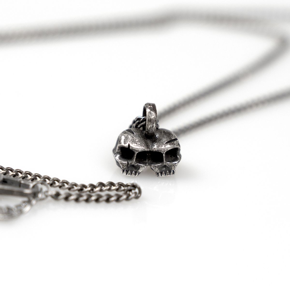 어 그라운드 링(AGROUNDRING) Siam Skull Necklace