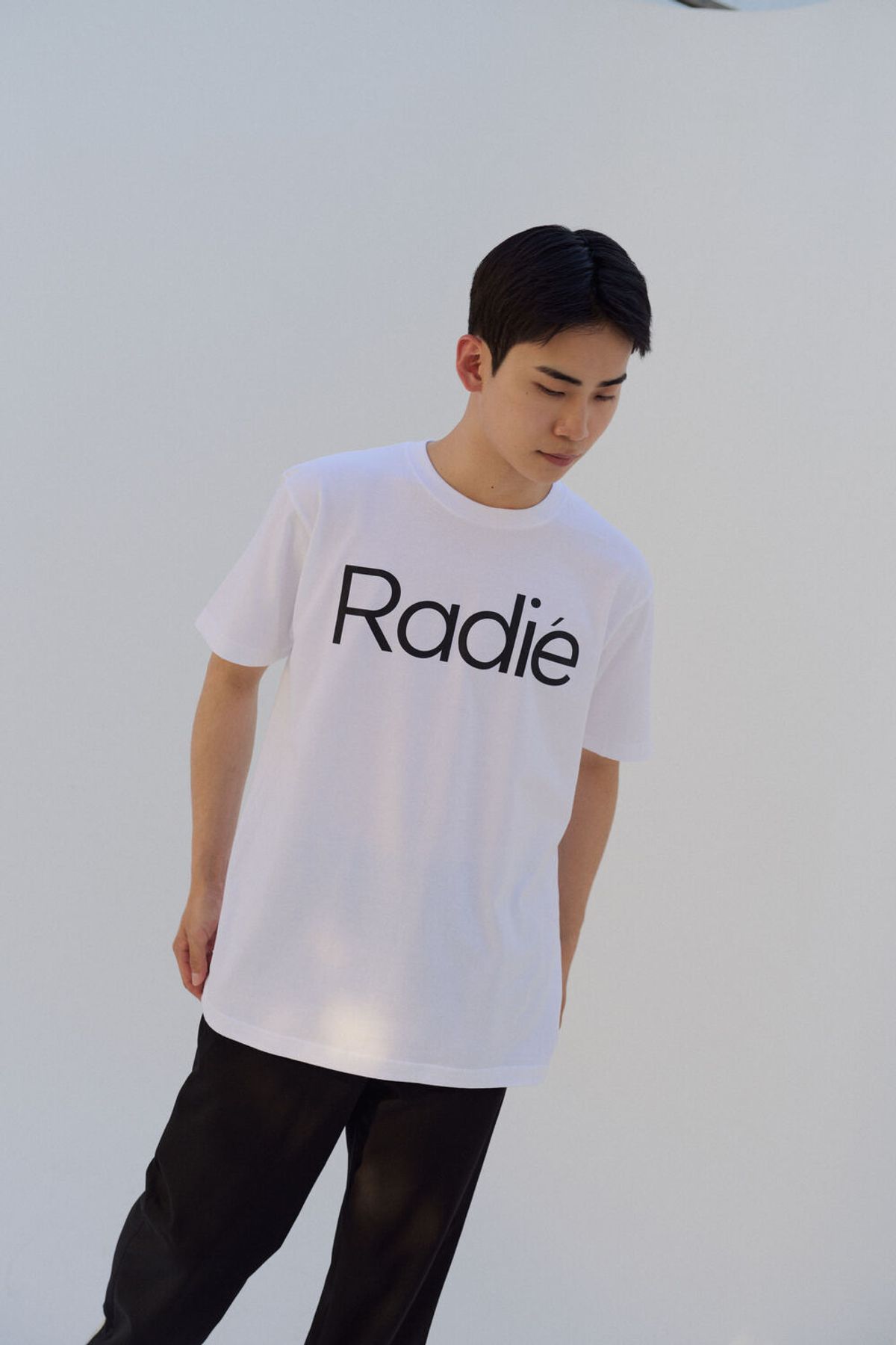 바이브라디(VIBRADIE) RADIE 남여공용 로고 화이트 블랙 반팔티