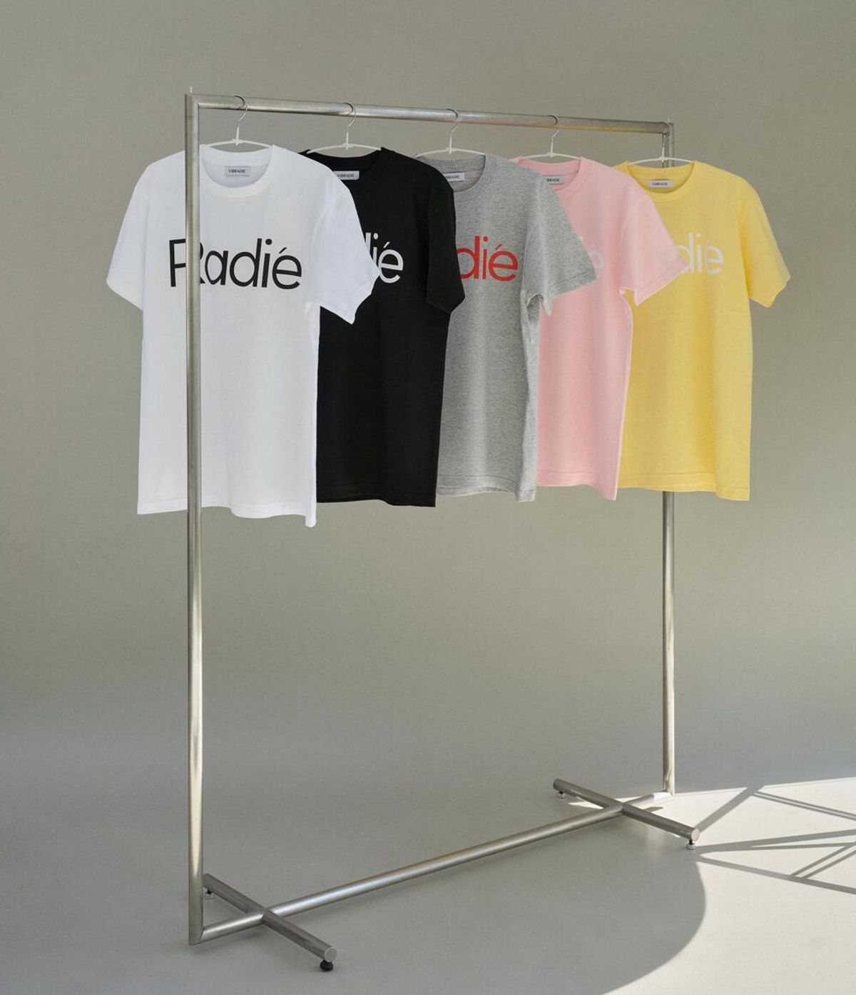 바이브라디(VIBRADIE) RADIE 여성 로고 핑크 반팔티