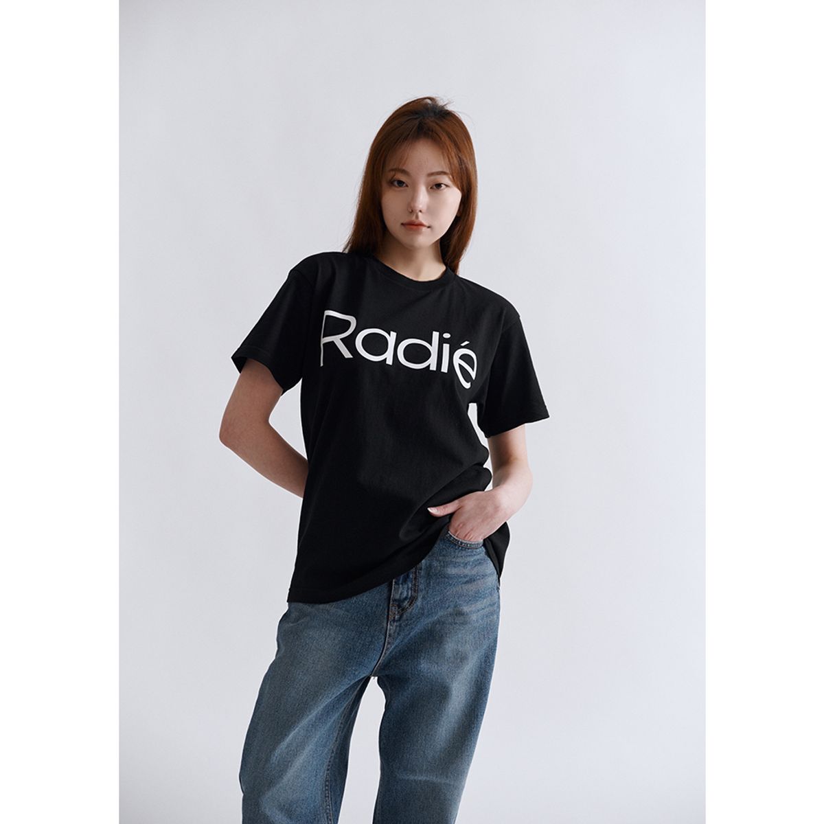 바이브라디(VIBRADIE) 여성 남여공용 로고 블랙반팔티