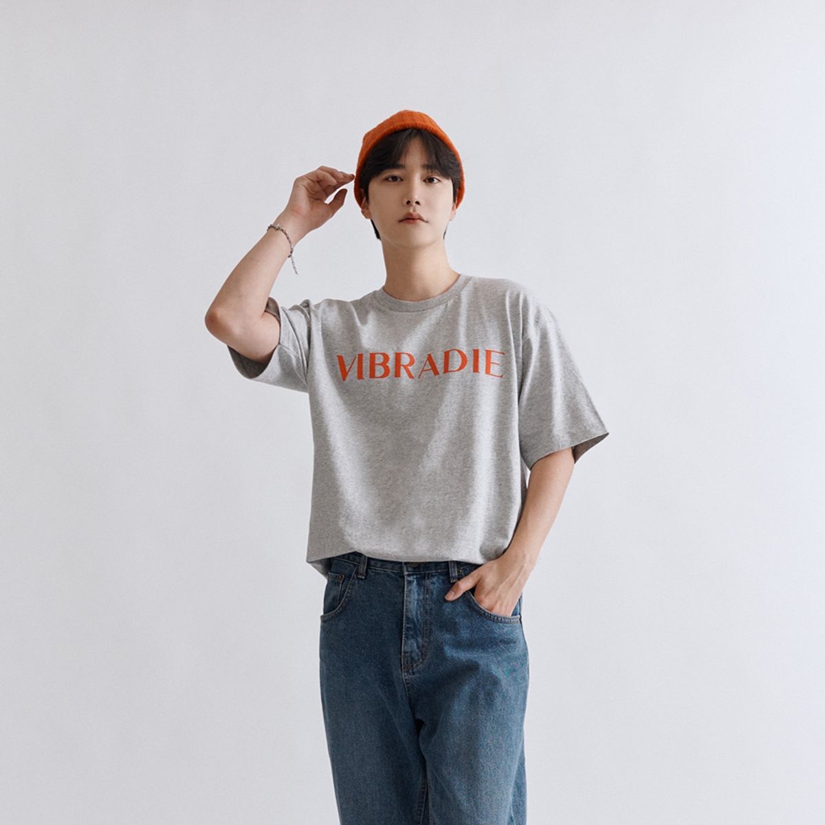 바이브라디(VIBRADIE) 바이브라디 남성  로고 그레이 반팔티