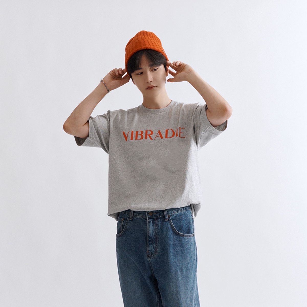 바이브라디(VIBRADIE) 바이브라디 남성  로고 그레이 반팔티