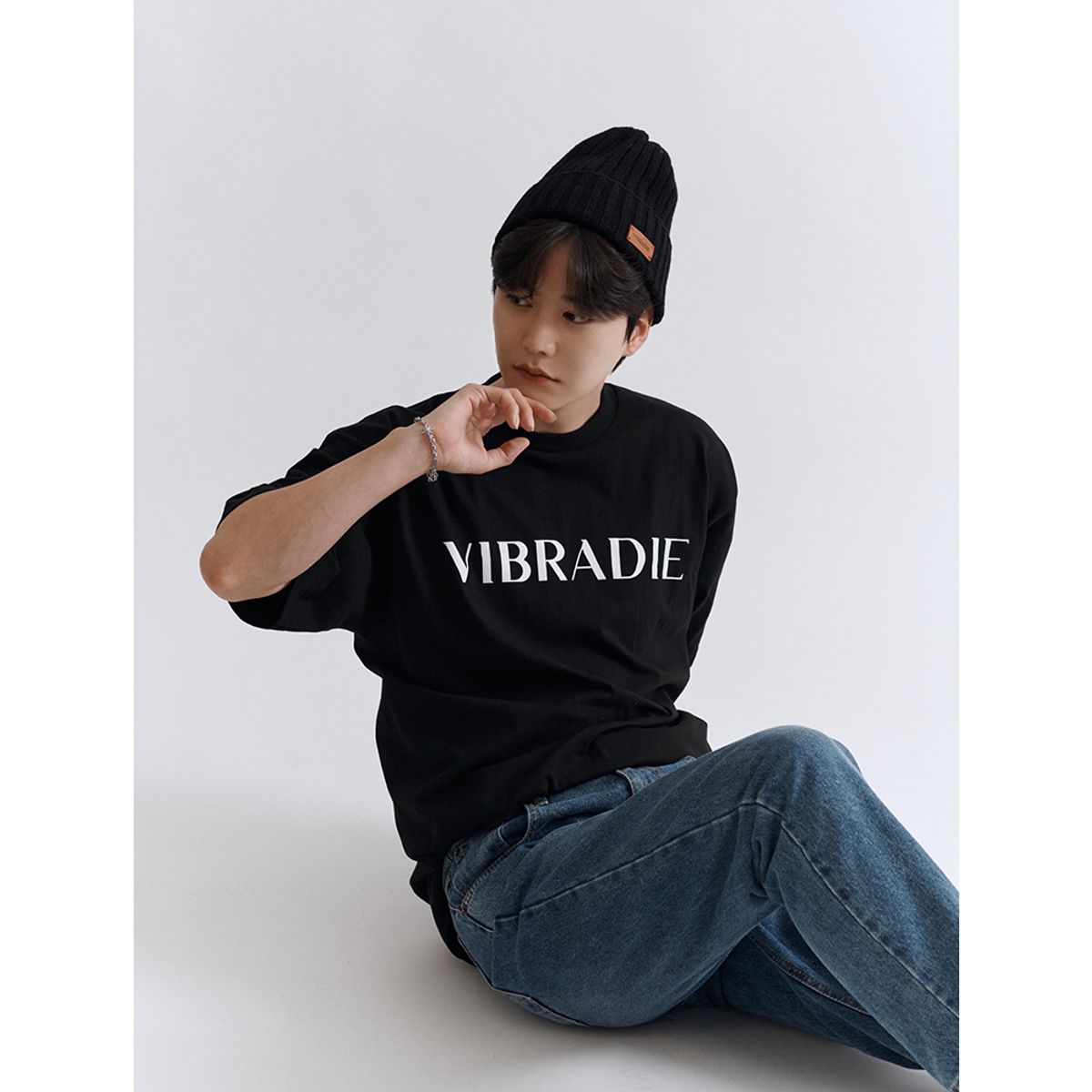 바이브라디(VIBRADIE) 남성 남여공용 로고 블랙 반팔티