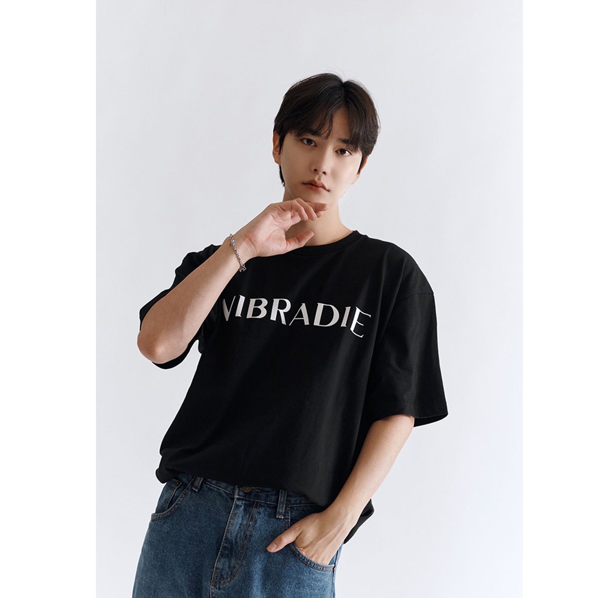 바이브라디(VIBRADIE) 남성 남여공용 로고 블랙 반팔티