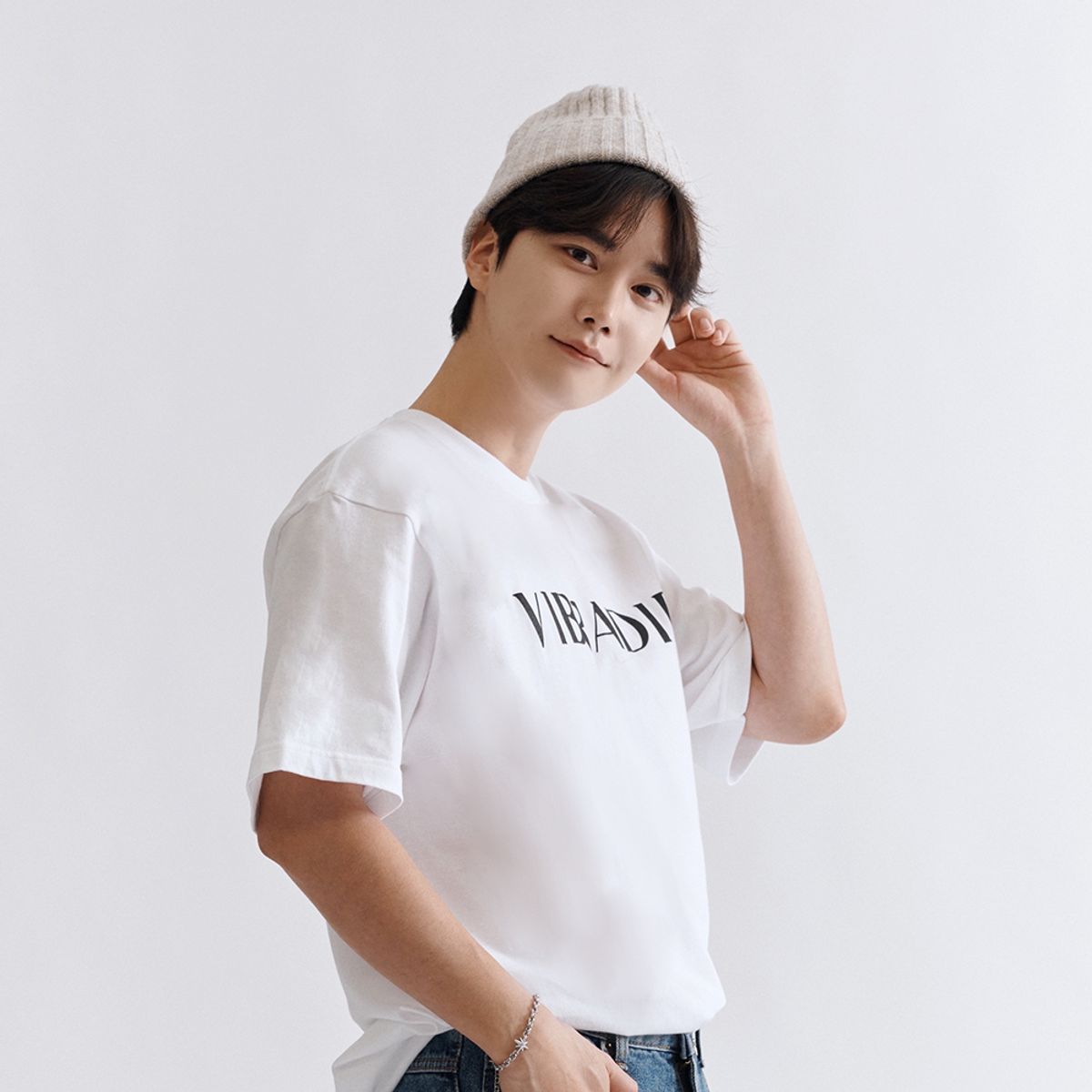 바이브라디(VIBRADIE) 바이브라디 남성 로고 화이트 반팔티