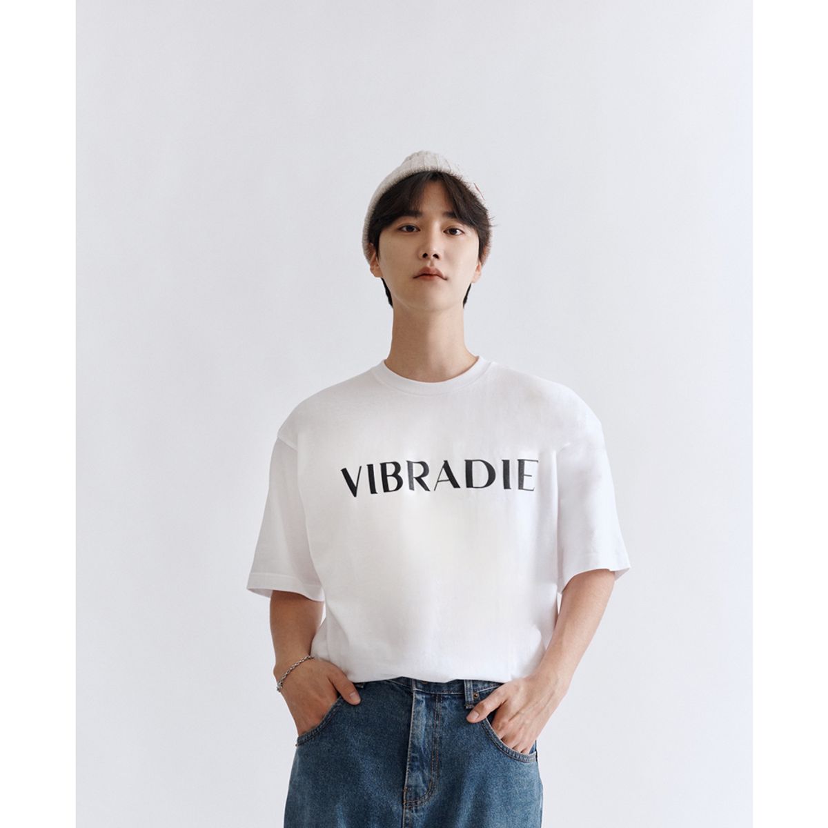 바이브라디(VIBRADIE) 바이브라디 남성 로고 화이트 반팔티