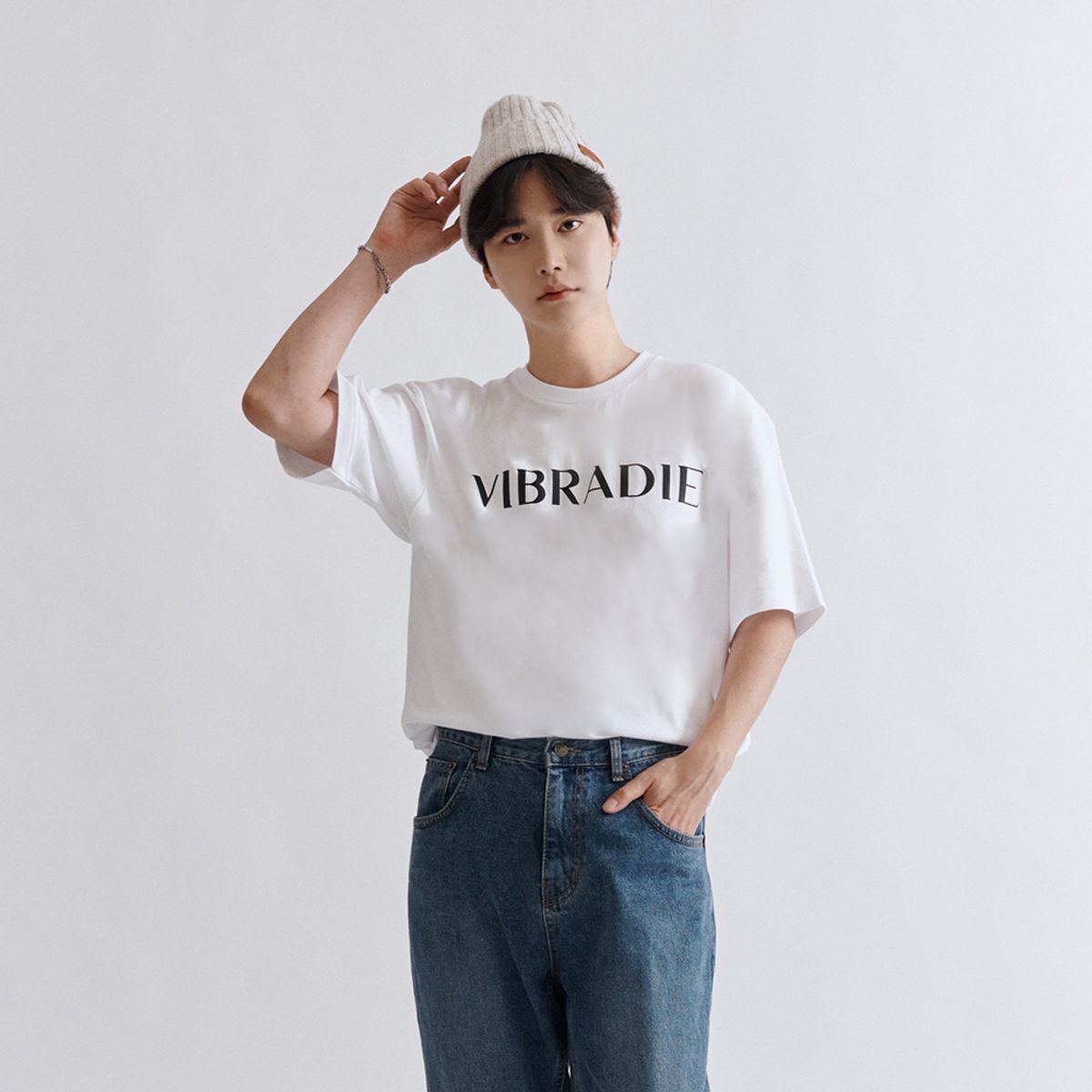 바이브라디(VIBRADIE) 바이브라디 남성 로고 화이트 반팔티