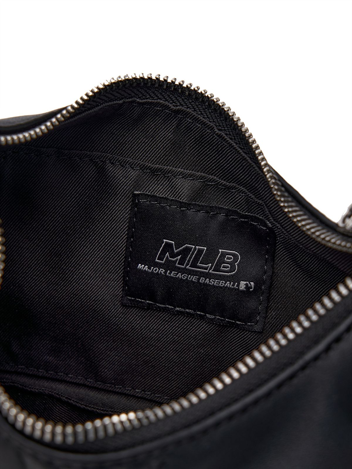엠엘비(MLB) 클래식 모노그램 뉴 엠보 호보백 NY (Black)