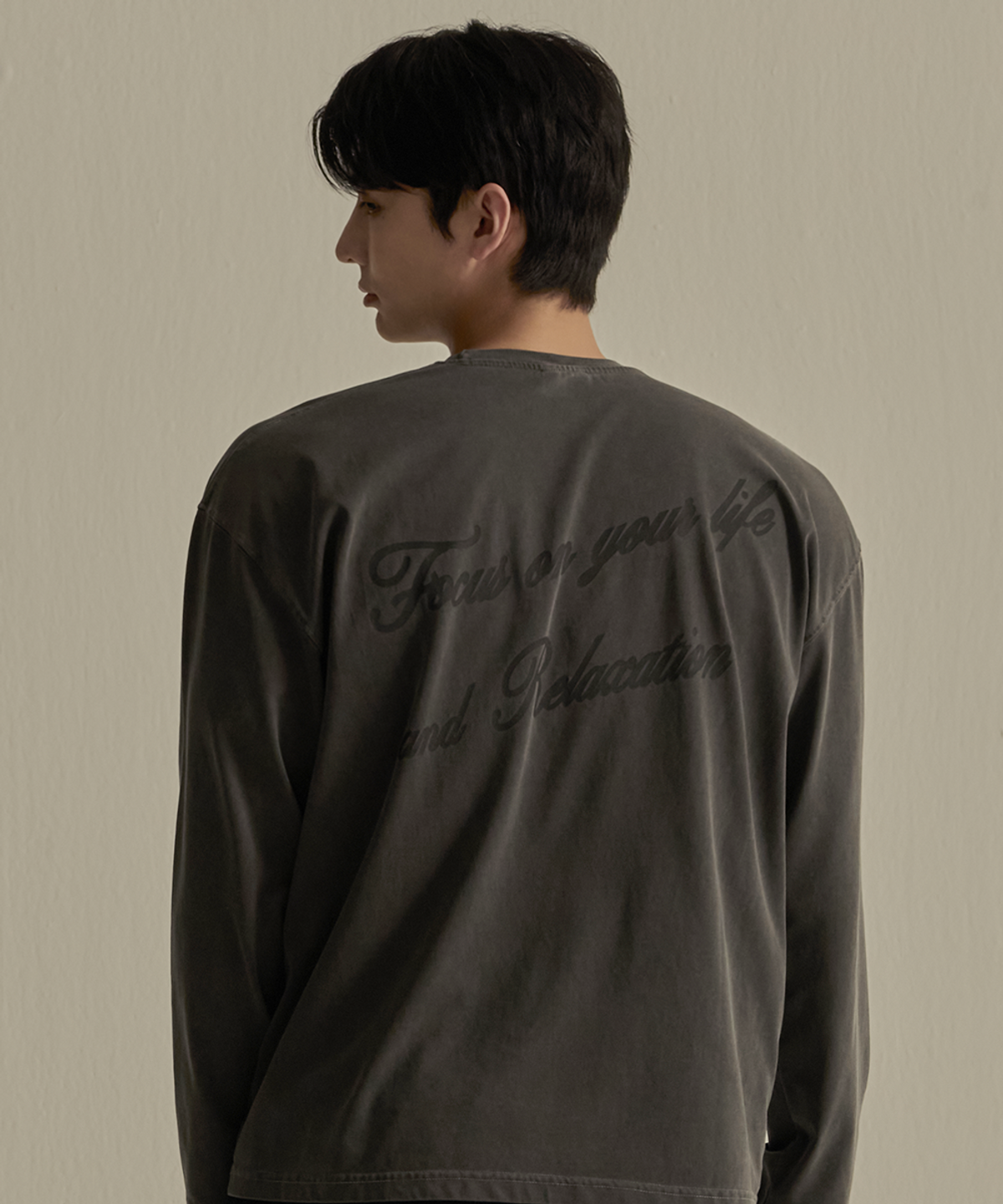 나인제트(NINEZ) 피그먼트 포커스 오버핏 긴팔 티셔츠 (차콜) 24TL02