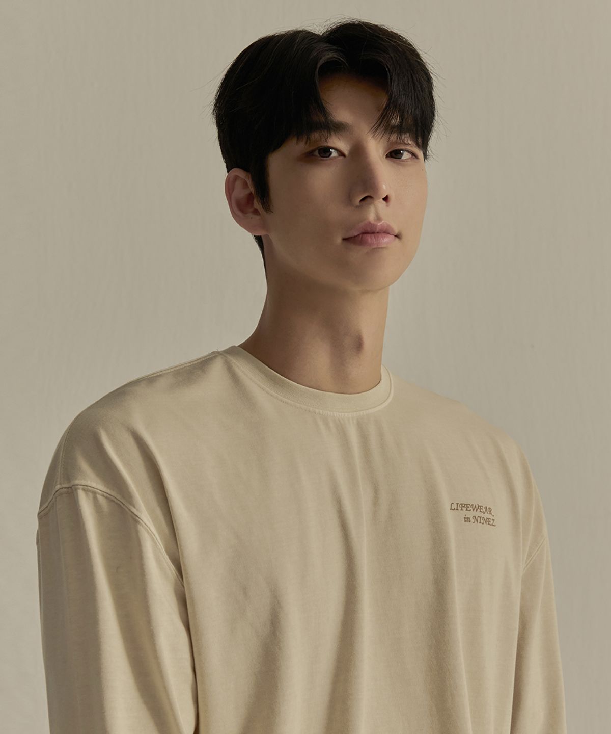 나인제트(NINEZ) 피그먼트 포커스 오버핏 긴팔 티셔츠 (베이지) 24TL02