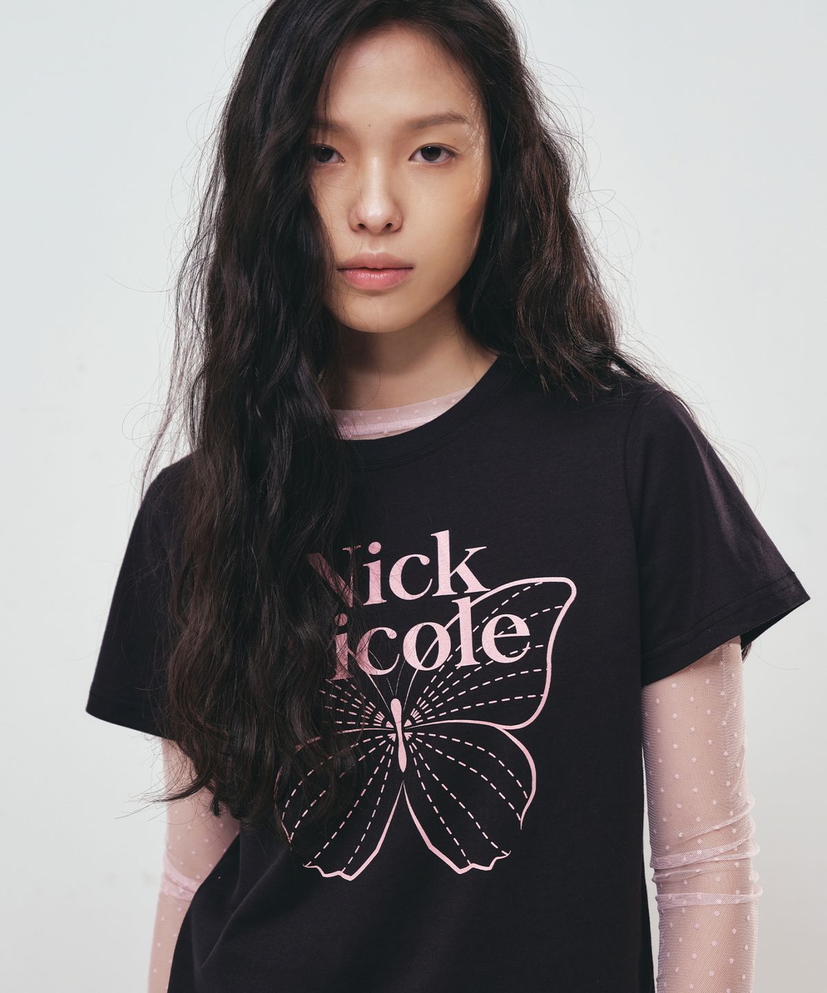 닉앤니콜(NICK&NICOLE) BUTTERFLY NICOLE LABEL SLIM TOP_BLACK PINK