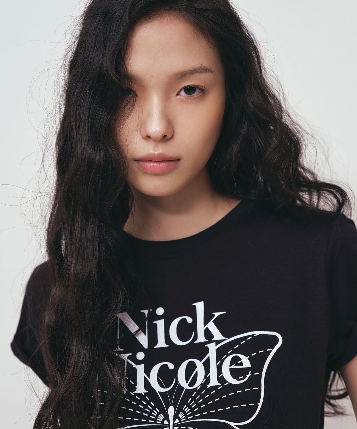 닉앤니콜(NICK&NICOLE) BUTTERFLY NICOLE LABEL SLIM TOP_BLACK WHITE
