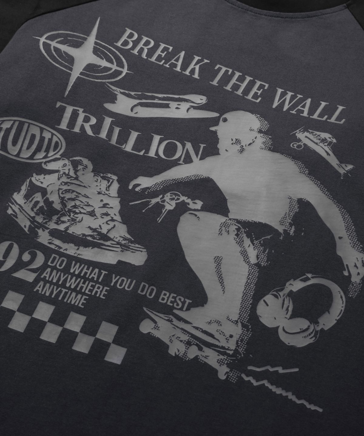 트릴리온(TRILLION) 스케이트보드 피그먼트 그래픽 레글런 롱 슬리브 (CHARCOAL)