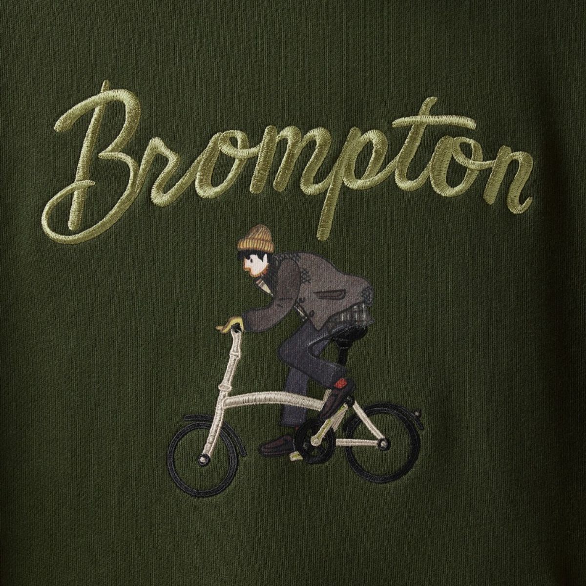 브롬톤 런던(BROMPTON LONDON) CYCLING GRAPHIC HOOD T-SHIRT - KHAKI (P243UHD403)