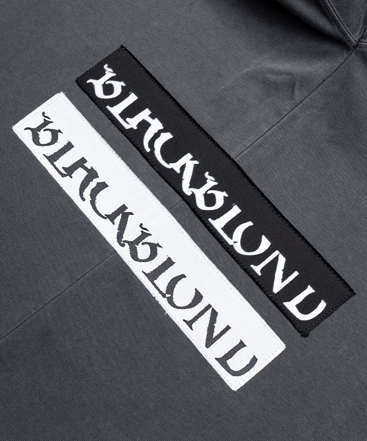 블랙블론드(BLACKBLOND) 비비디 카오스 패치 피그먼트 긴팔티 (차콜)