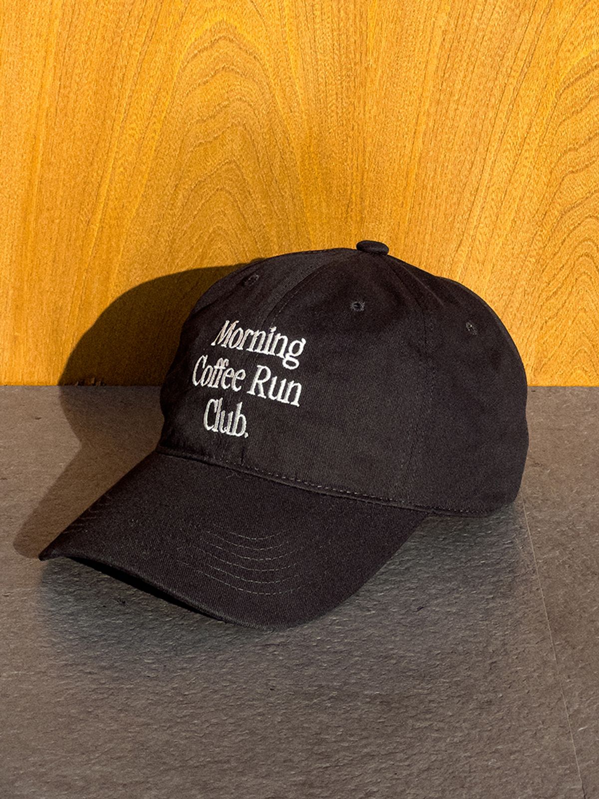 모닝커피런클럽(MORNINGCOFFEERUNCLUB) 레터링 로고 볼캡_블랙