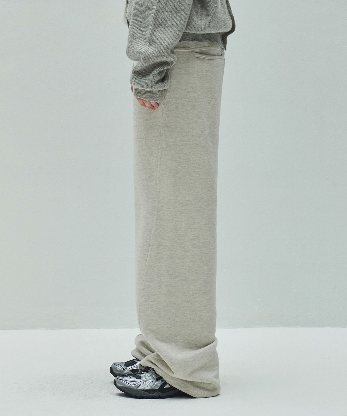다이애그널(DIAGONAL) DIAGONAL LOGO SWEATPANTS (oatmeal)