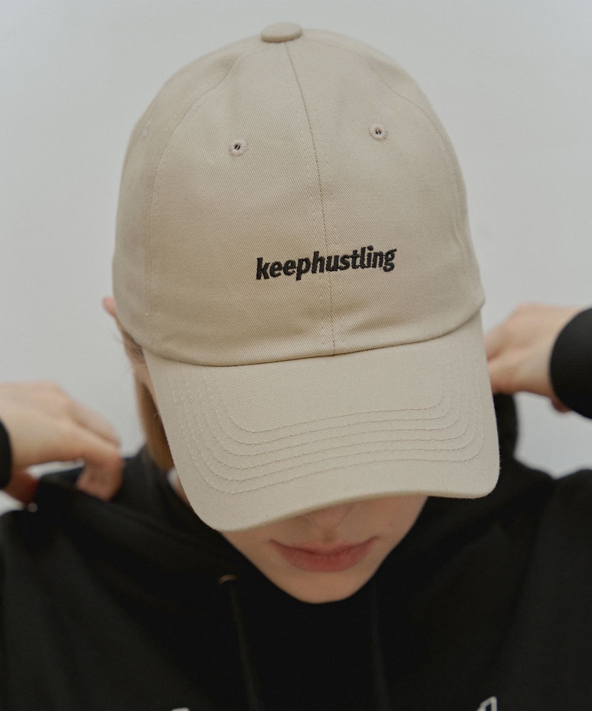 킵허슬링(KEEPHUSTLING) 오리지널 로고 볼캡 (베이지)